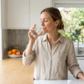 Hvor meget vand skal man drikke dagligt for optimal sundhed